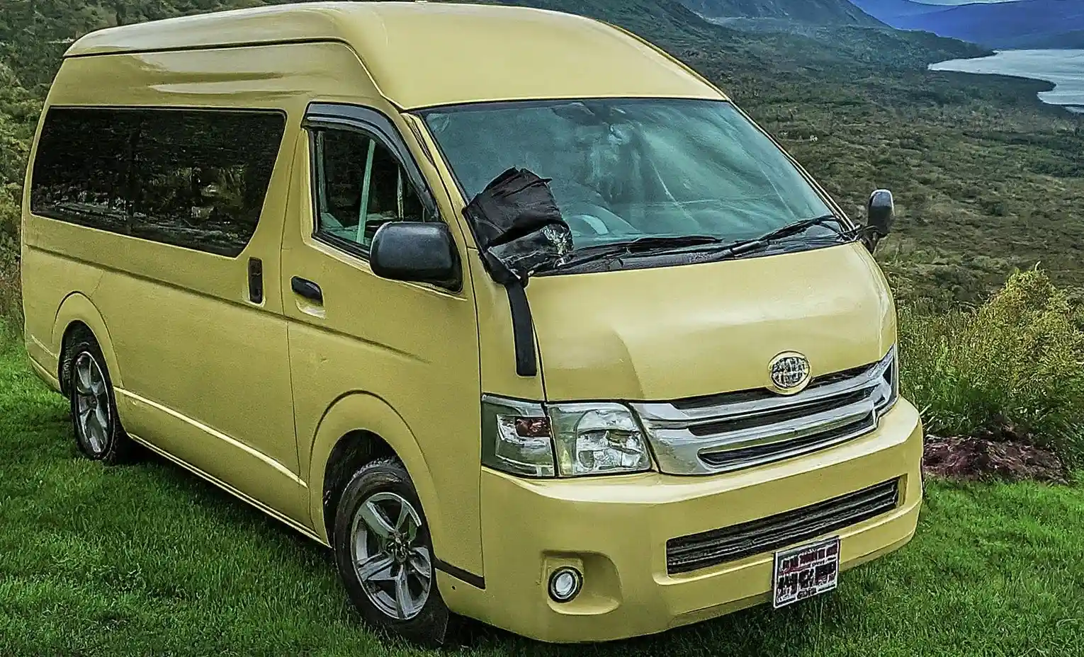 10-passengers-car-rental-dubai 
