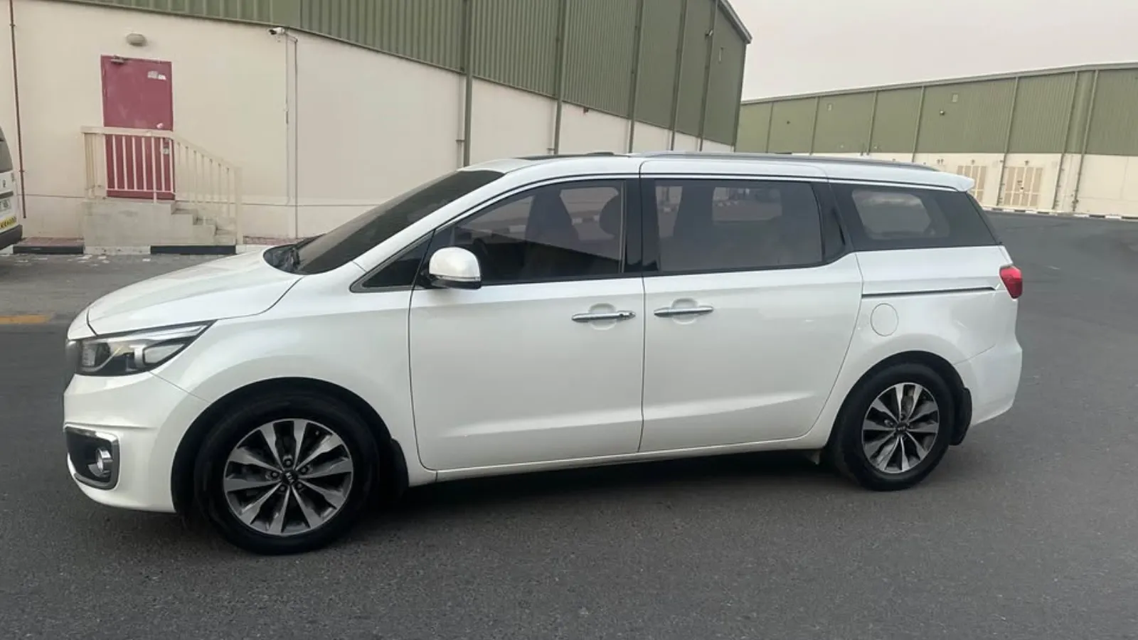 kia carnival 8 seater dubai