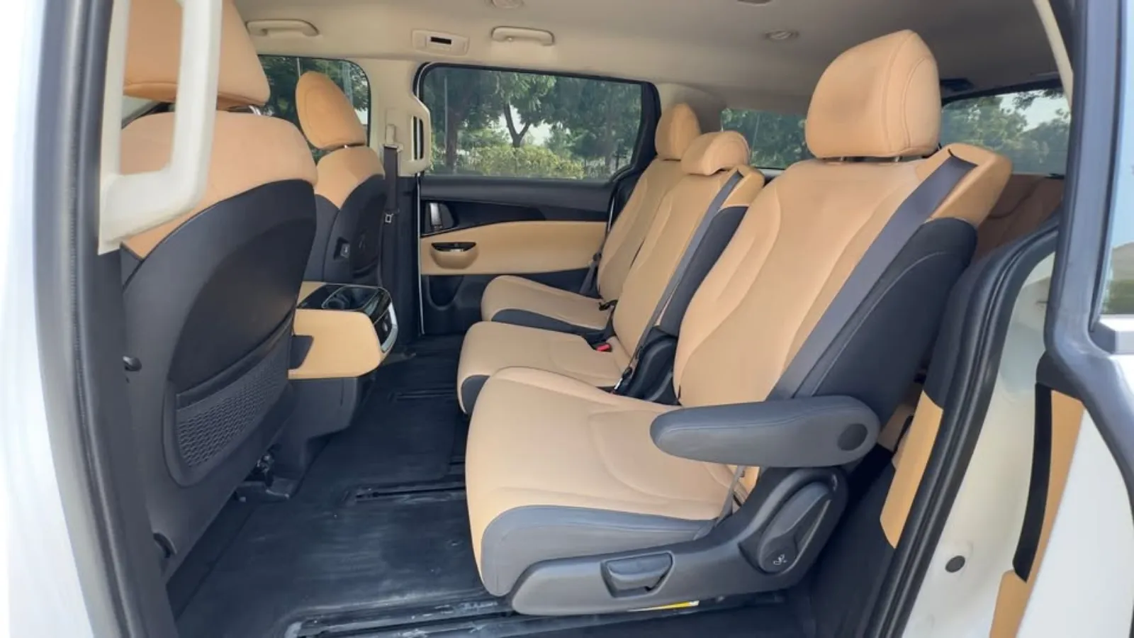 kia carnival rental dubai