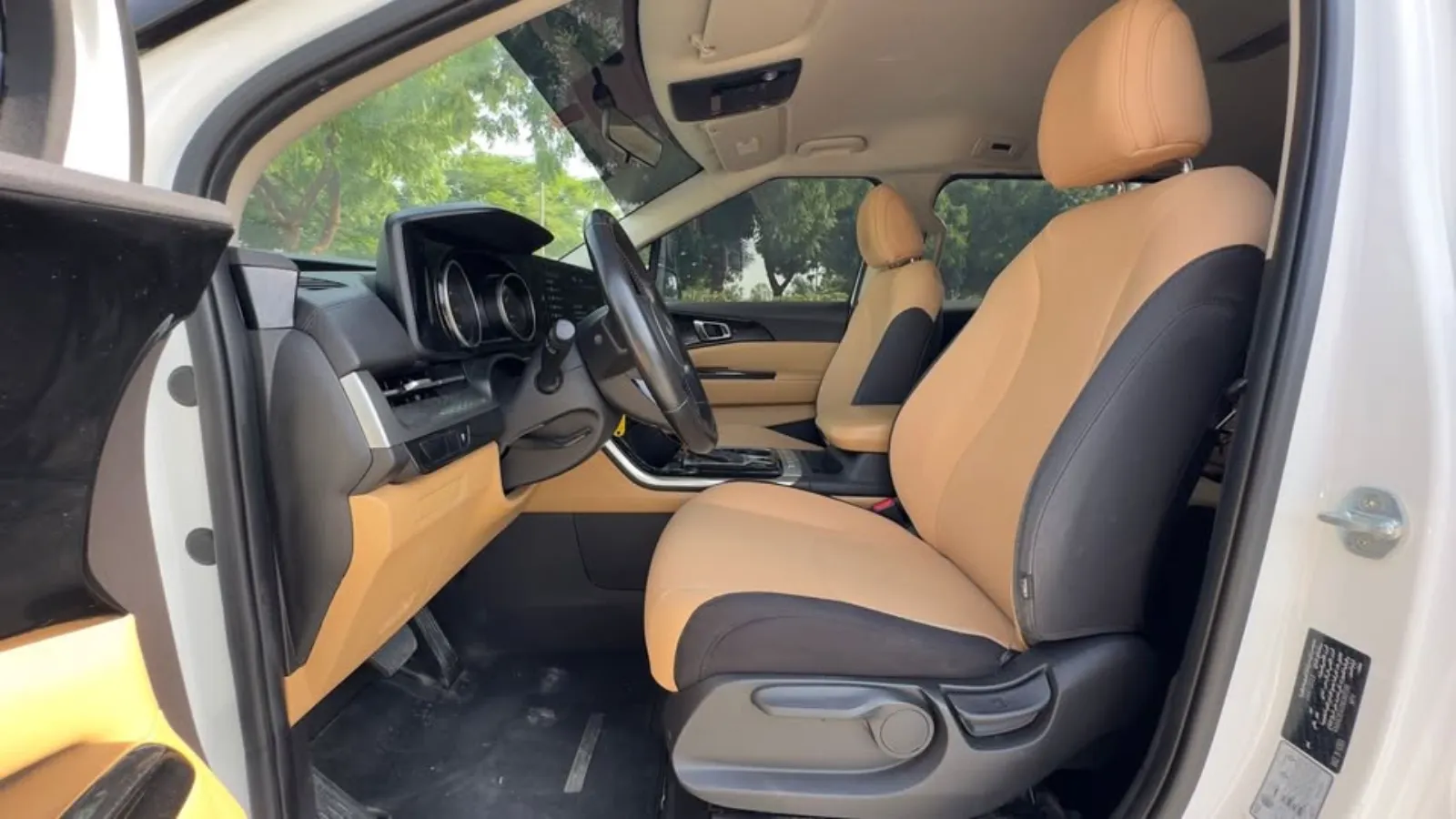 luxury 8 seater van dubai